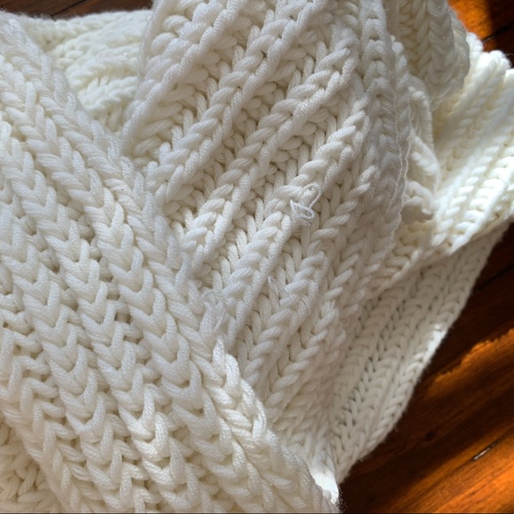 Hand knitted chunky white wool scarf - Picture 5 of 5